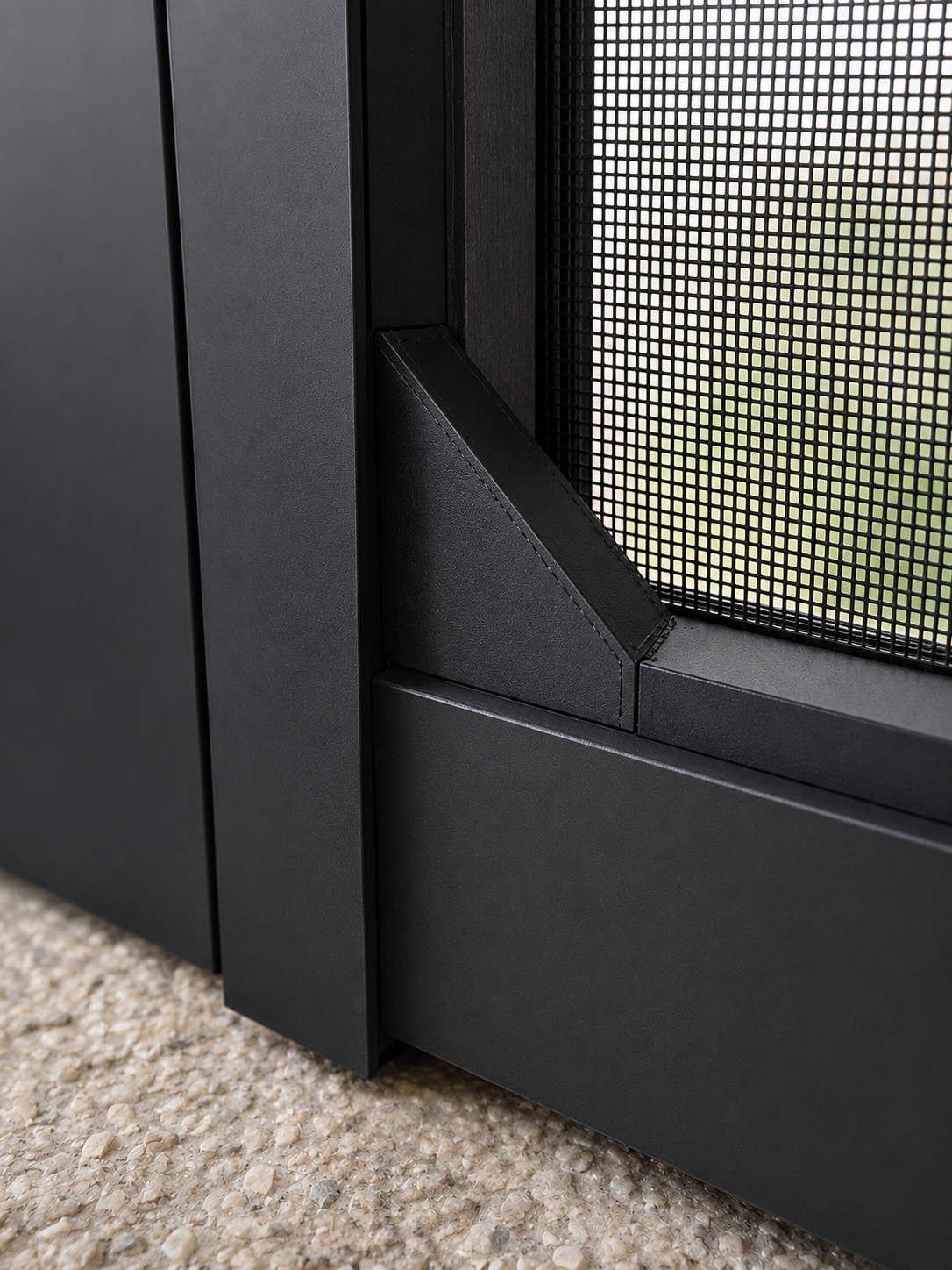 Close-up of a clean weld seam on an anthracite aluminium frame.
